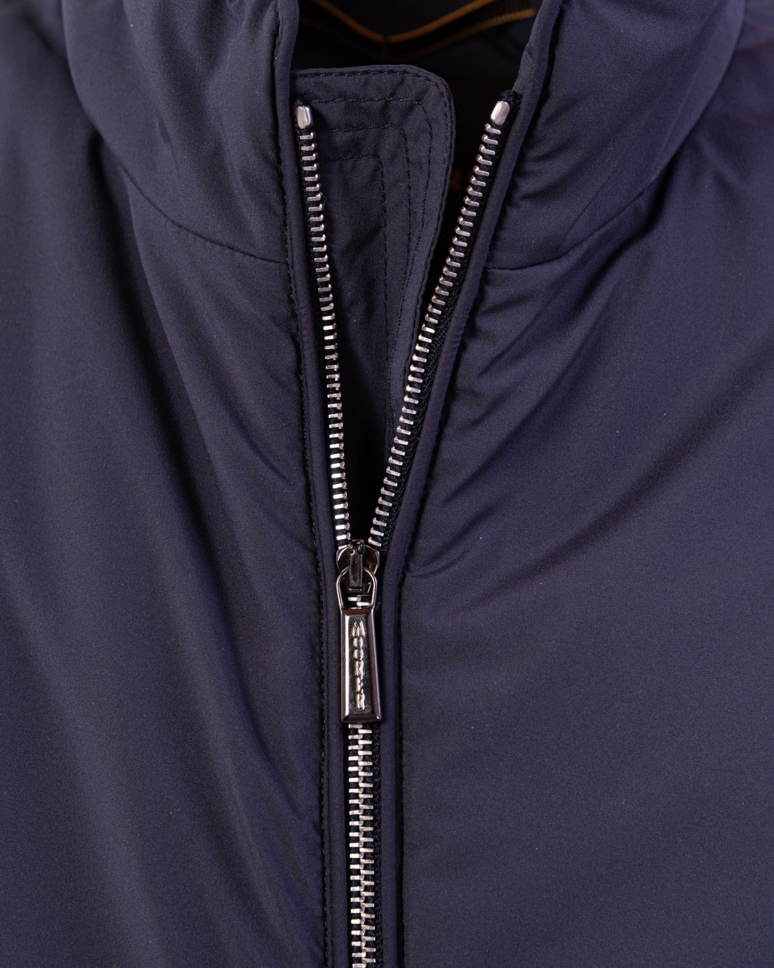 shop MOORER Saldi Gilet: Moorer gilet "SENIO SKT".
Gilet liscio in tessuto idrorepellente.
Foderato con imbottitura light in piuma d'oca a boudin. 
Pratica chiusura frontale con zip doppio cursore e tasche laterali con zip. 
All'interno comode tasche porta documenti, rifiniture logate.
Composizione: 100% Poliestere.
Fabbricato in Italia.. SENIO SKT-NAVY U0497 number 5973075